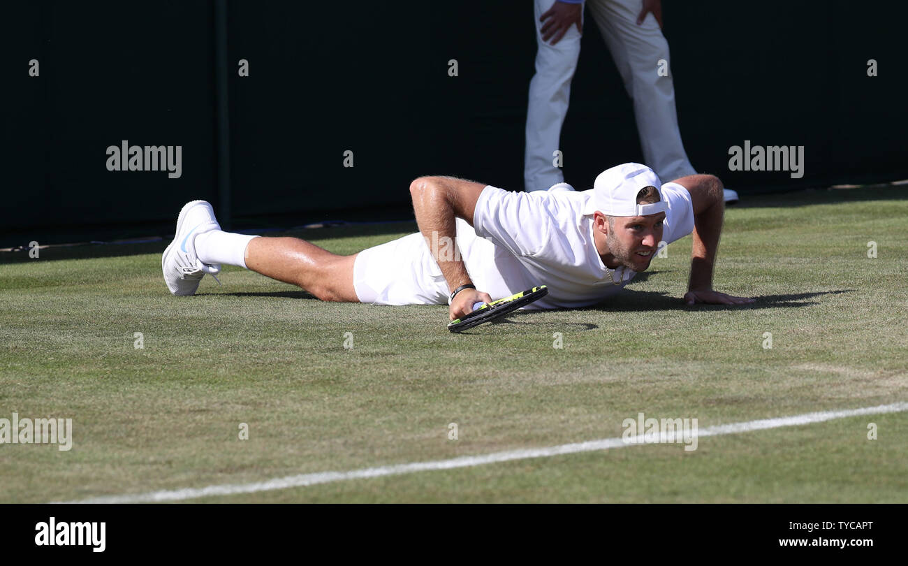 Americano Jack Sockfalls oltre nella sua partita contro l'italiano Matteo Berrettini il secondo giorno del 2018 campionati di Wimbledon di Londra il 3 luglio 2018. Foto di Hugo Philpott/UPI Foto Stock