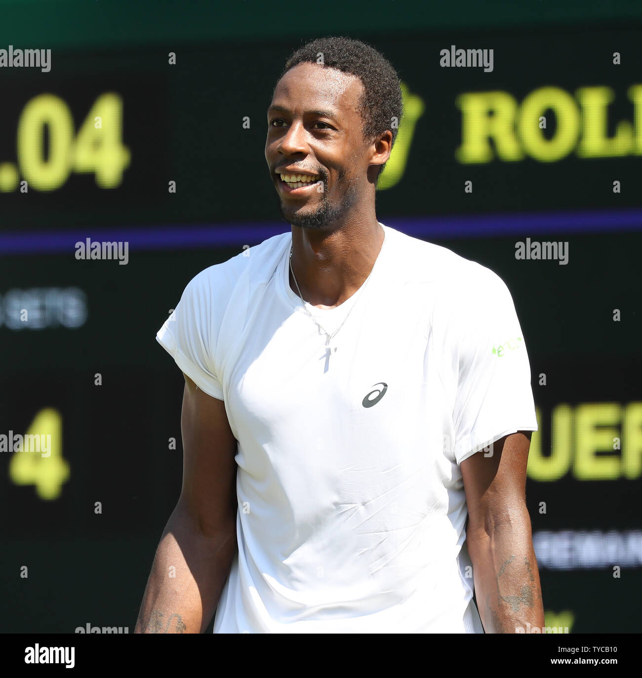 In Francia la Gail Monfils sorrisi nella sua partita contro l'America Sam QUERREY al quinto giorno del 2018 campionati di Wimbledon a Londra il 6 luglio 2018. Monfils sconfitto Querrey 5-7, 6-4, 6-4, 6-2. Foto di Hugo Philpott/UPI Foto Stock