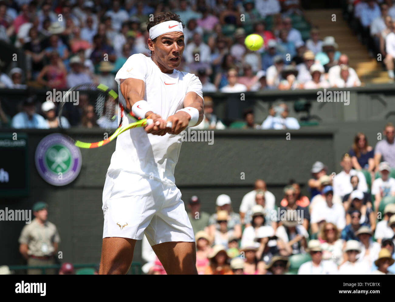 La Spagna di Rafael Nadal gioca un scritto nella sua partita contro l'Australia Alex De Minaur il sesto giorno del 2018 campionati di Wimbledon di Londra il 7 luglio 2018. Nadal sconfitto De Minaur 6-1, 6-2, 6-3. Foto di Hugo Philpott/UPI Foto Stock