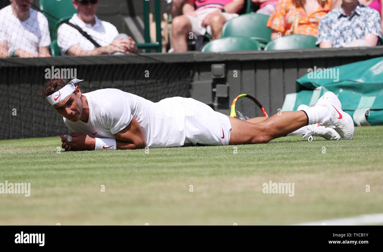 La Spagna di Rafael Nadal cade nella sua partita contro l'Australia Alex De Minaur il sesto giorno del 2018 campionati di Wimbledon di Londra il 7 luglio 2018. Nadal sconfitto De Minaur 6-1, 6-2, 6-3. Foto di Hugo Philpott/UPI Foto Stock