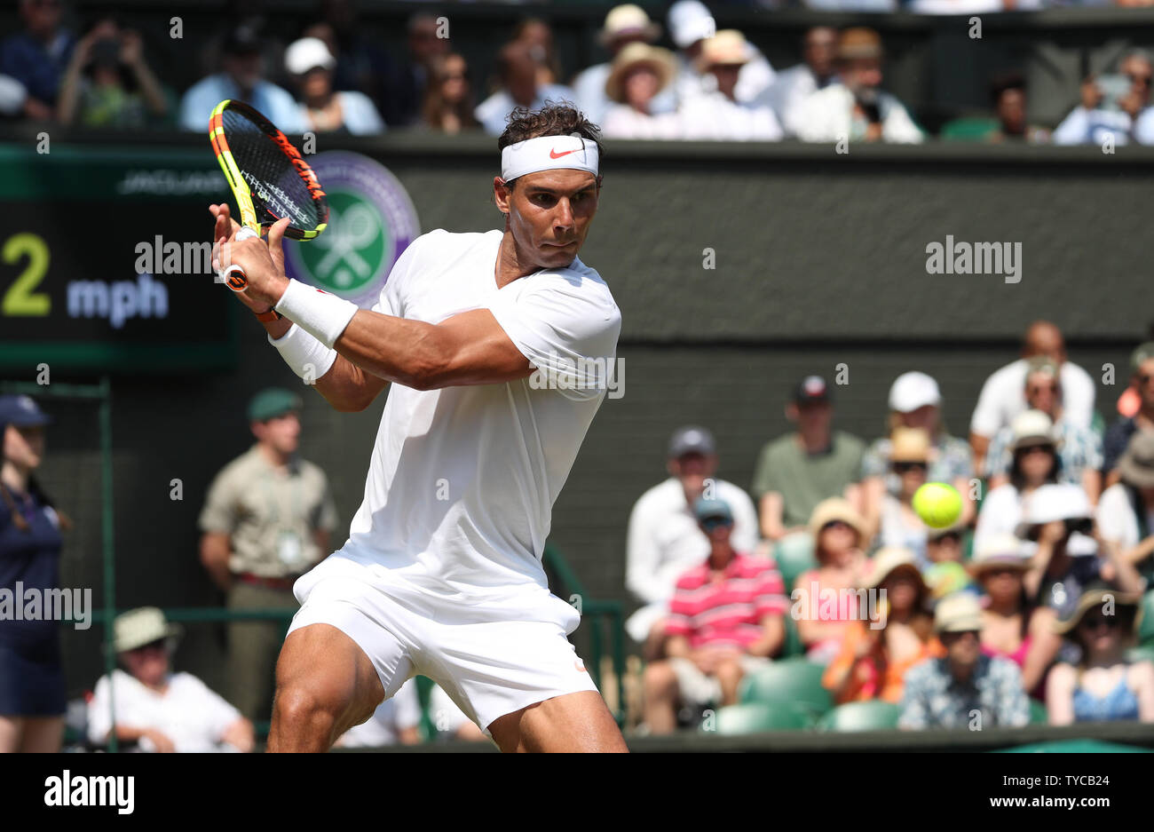 La Spagna di Rafael Nadal gioca un scritto nella sua partita contro l'Australia Alex De Minaur il sesto giorno del 2018 campionati di Wimbledon di Londra il 7 luglio 2018. Nadal sconfitto De Minaur 6-1, 6-2, 6-3. Foto di Hugo Philpott/UPI Foto Stock