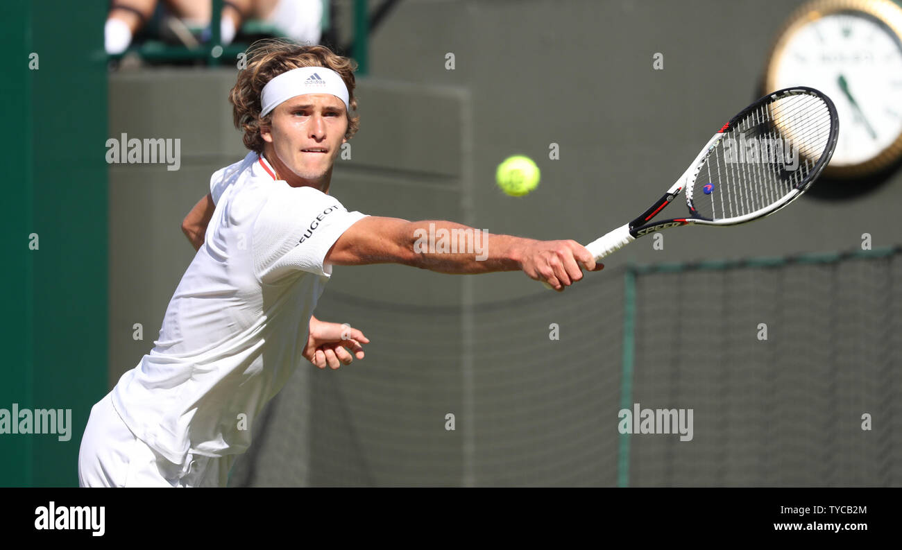 La Germania Alexander Zverev svolge un scritto nella sua partita contro la Lettonia Ernest Gulbis il sesto giorno del 2018 campionati di Wimbledon di Londra il 7 luglio 2018. Gulbis sconfitto Zverev 7-6, 4-6, 5-7, 6-3, 6-0. Foto di Hugo Philpott/UPI Foto Stock