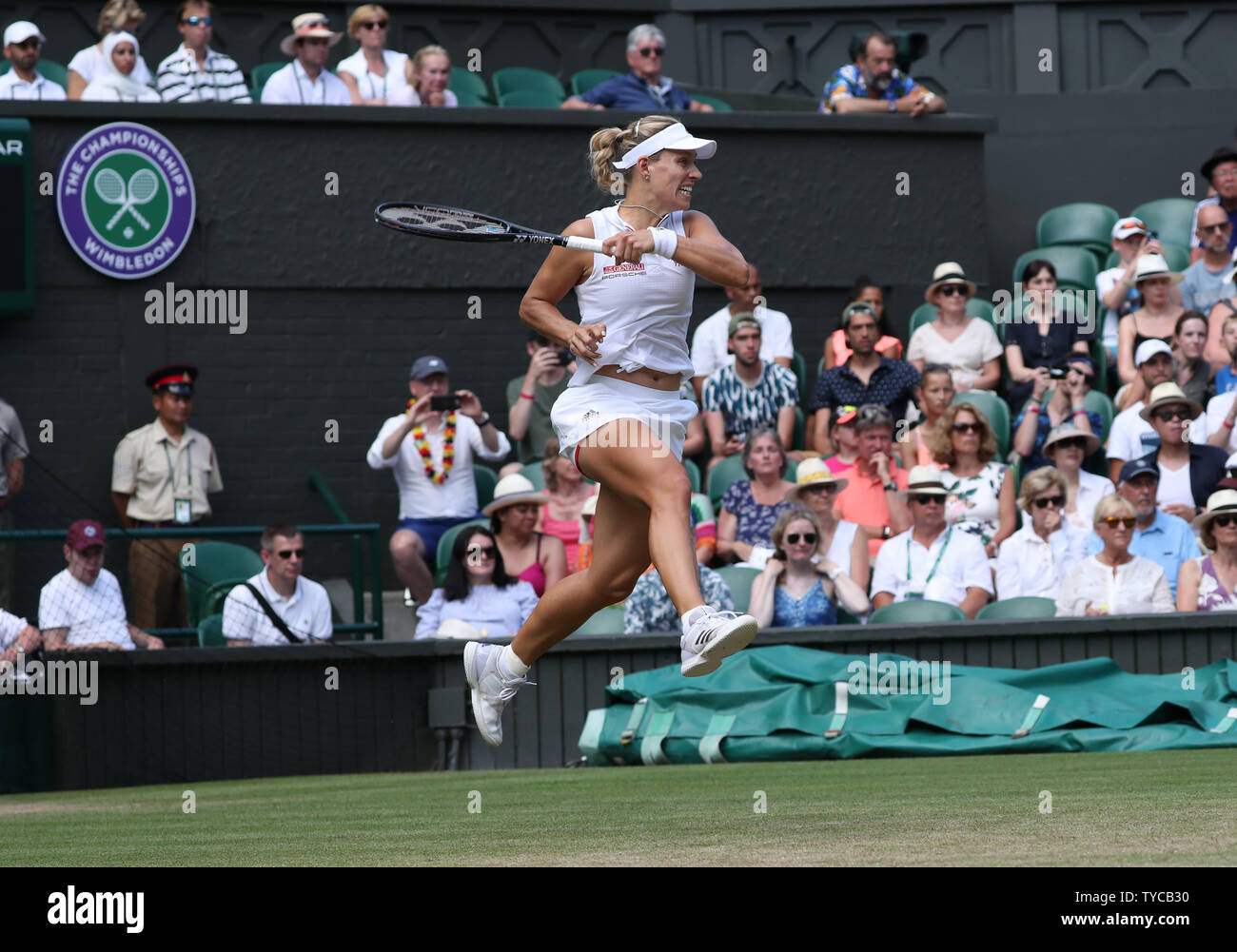 La Germania Angelique Kerber svolge un diretti nella sua partita contro il Giappone Naomi Osaka il sesto giorno del 2018 campionati di Wimbledon di Londra il 7 luglio 2018. Kerber sconfitto Osaka 6-2, 6-4. Foto di Hugo Philpott/UPI Foto Stock