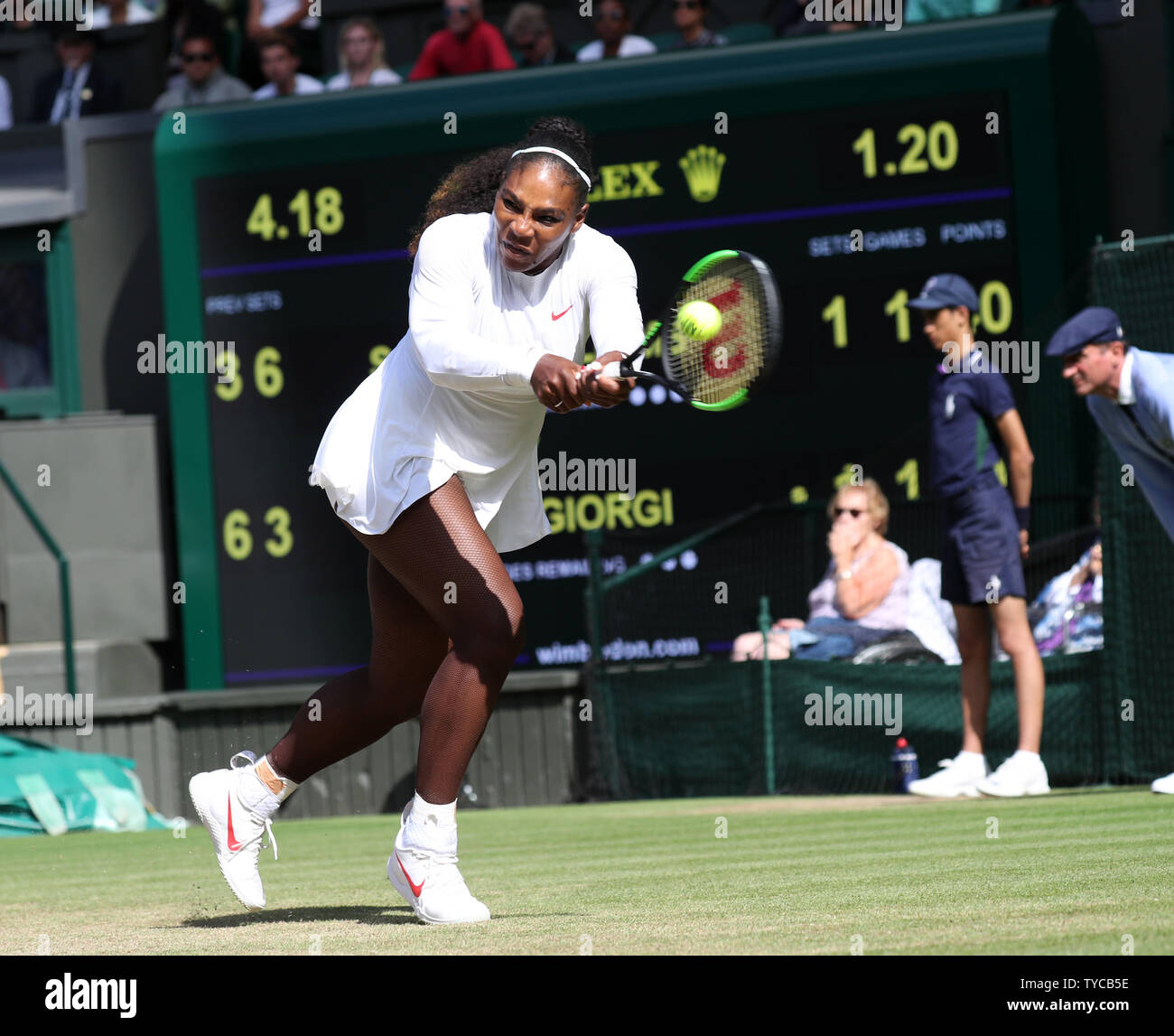 American Serena Williams restituisce la sfera nella sua partita contro l'Italia Camila Giorgi nel femminile Quarti di finale del 2018 campionati di Wimbledon di Londra il 10 luglio 2018. La Williams ha sconfitto Giorgi 3-6,6-3,6-4. Foto di Hugo Philpott/UPI Foto Stock