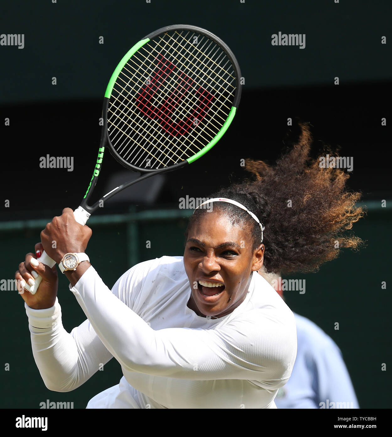 America's Serena Williams restituisce la sfera nella sua partita contro la Germania Julia Goerges nel femminile semi finali del 2018 campionati di Wimbledon a Londra il 12 luglio 2018. La Williams ha sconfitto Goerges 6-2, 6-4. Foto di Hugo Philpott/UPI Foto Stock