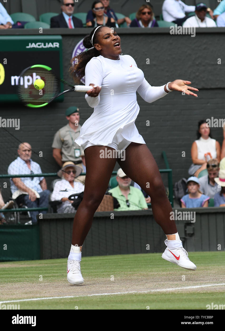 America's Serena Williams restituisce la sfera nella sua partita contro la Germania Julia Goerges nel femminile semi finali del 2018 campionati di Wimbledon a Londra il 12 luglio 2018. La Williams ha sconfitto Goerges 6-2, 6-4. Foto di Hugo Philpott/UPI Foto Stock