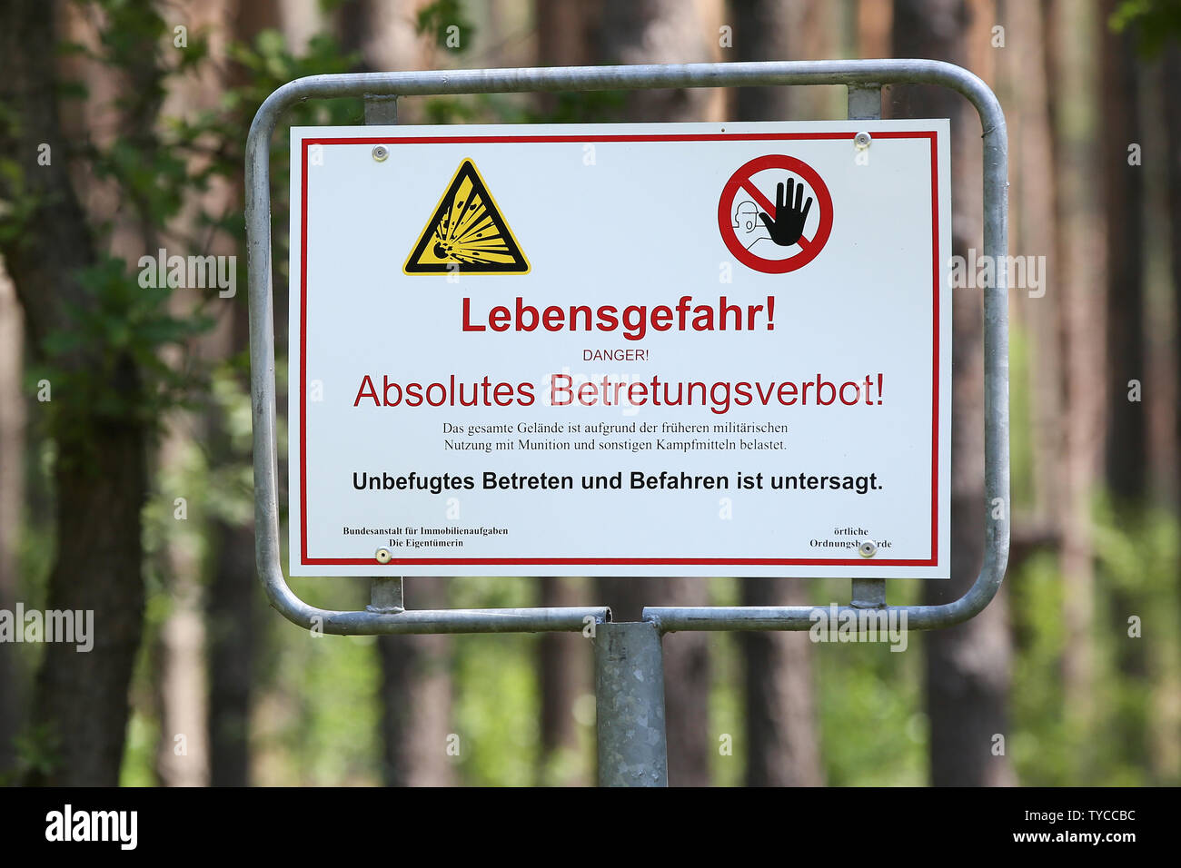 Volzrade, Germania. Il 26 giugno, 2019. Un cartello con la scritta "Lebensgefahr - assoluti Betretungsverbot' è scritto su un cartello in un bosco vicino a Volzrade. L'incendio di foresta in Volzrade vicino Lübtheen (distretto Ludwigslust-Parchim) è sotto controllo. Secondo le informazioni, un blindato di lotta antincendio veicolo che può penetrare nella zona pericolosa, è stata in uso poiché la scorsa notte. Credito: Bodo segna/dpa/Alamy Live News Foto Stock