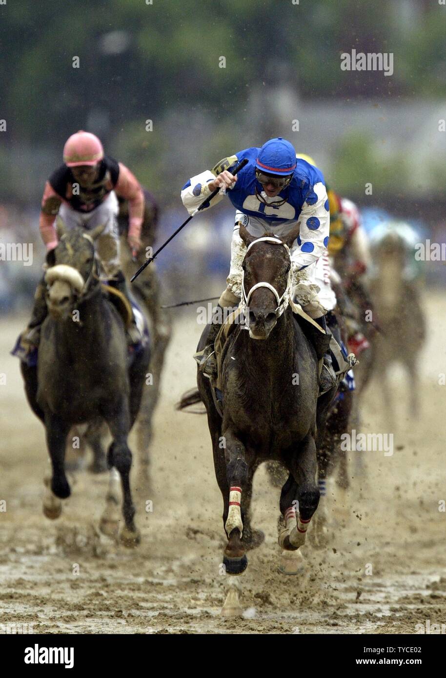 Fantino Stewart Elliott pompe il pugno dopo riding Smarty Jones a vittoria in un fangoso 130in esecuzione del Derby del Kentucky a Louisville, KY, 1 maggio 2004. (UPI foto/Mark Cowan) Foto Stock