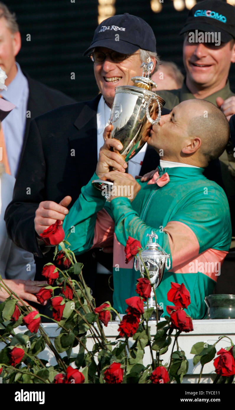 Winning jockey Mike Smith, destra, bacia il trofeo del campionato dopo aver vinto la 131Kentucky Derby a Churchill Downs a Louisville il 7 maggio 2005. Smith rode Giacomo addestrati da John Shirreffs (sinistra) al suo primo Kentucky Derby win. (UPI foto/Mark Cowan) Foto Stock
