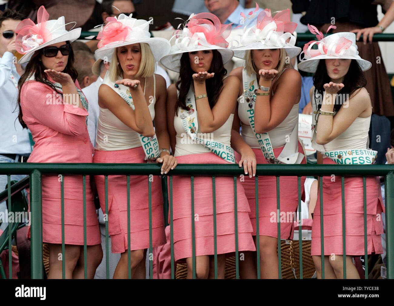 Kentucky Derby Festival principesse blow baci alla folla prima di iniziare la 133in esecuzione del Derby del Kentucky Louisville, nel Kentucky il 5 maggio 2007. (UPI foto/Mark Cowan) Foto Stock