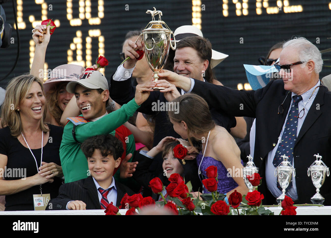 Jockey John R. Velazquez, sinistra, trainer H. Graham Motion, centro e proprietario Barry Irwin, destra, celebrare il regno animale la vittoria in 137a in esecuzione del Derby del Kentucky a Churchill Downs Louisville, nel Kentucky il 7 maggio 2010. UPI /Mark Cowan Foto Stock