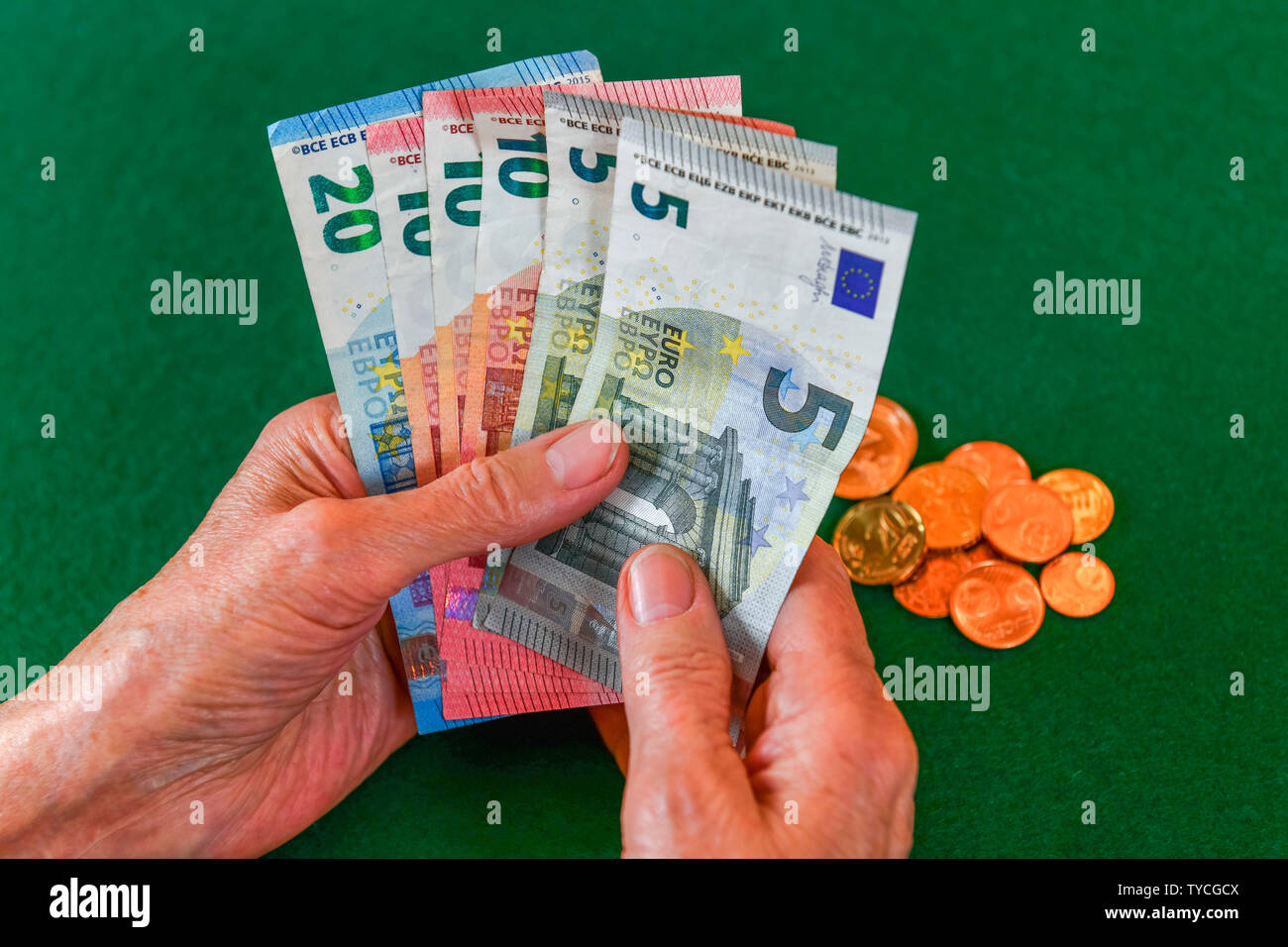 Symbolfoto, rente, Seniorin, Haende, Geld Foto Stock