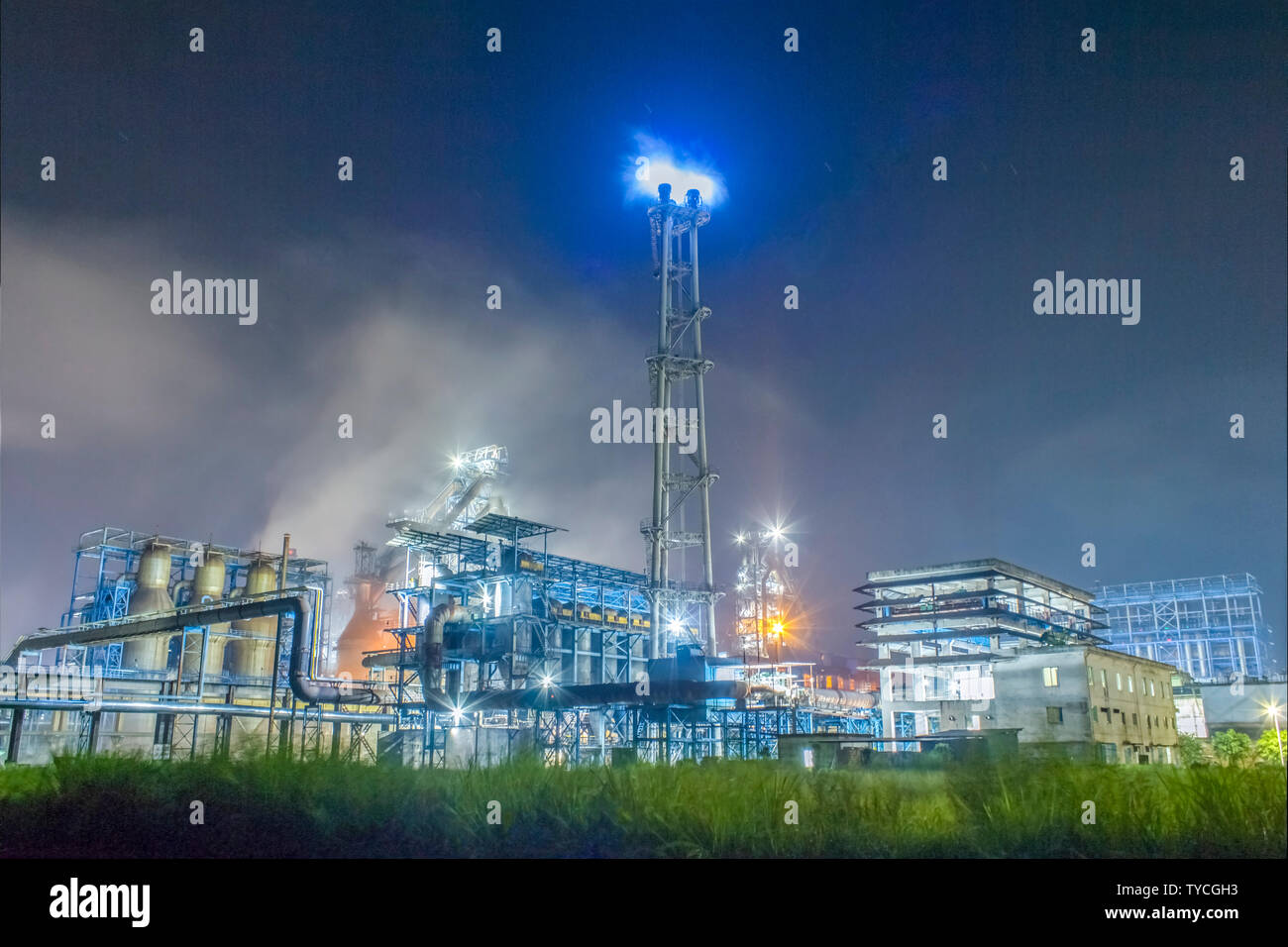 Ferro e acciaio Mills, altiforni e forni ad aria calda e TRT aree in produzione a notte Foto Stock