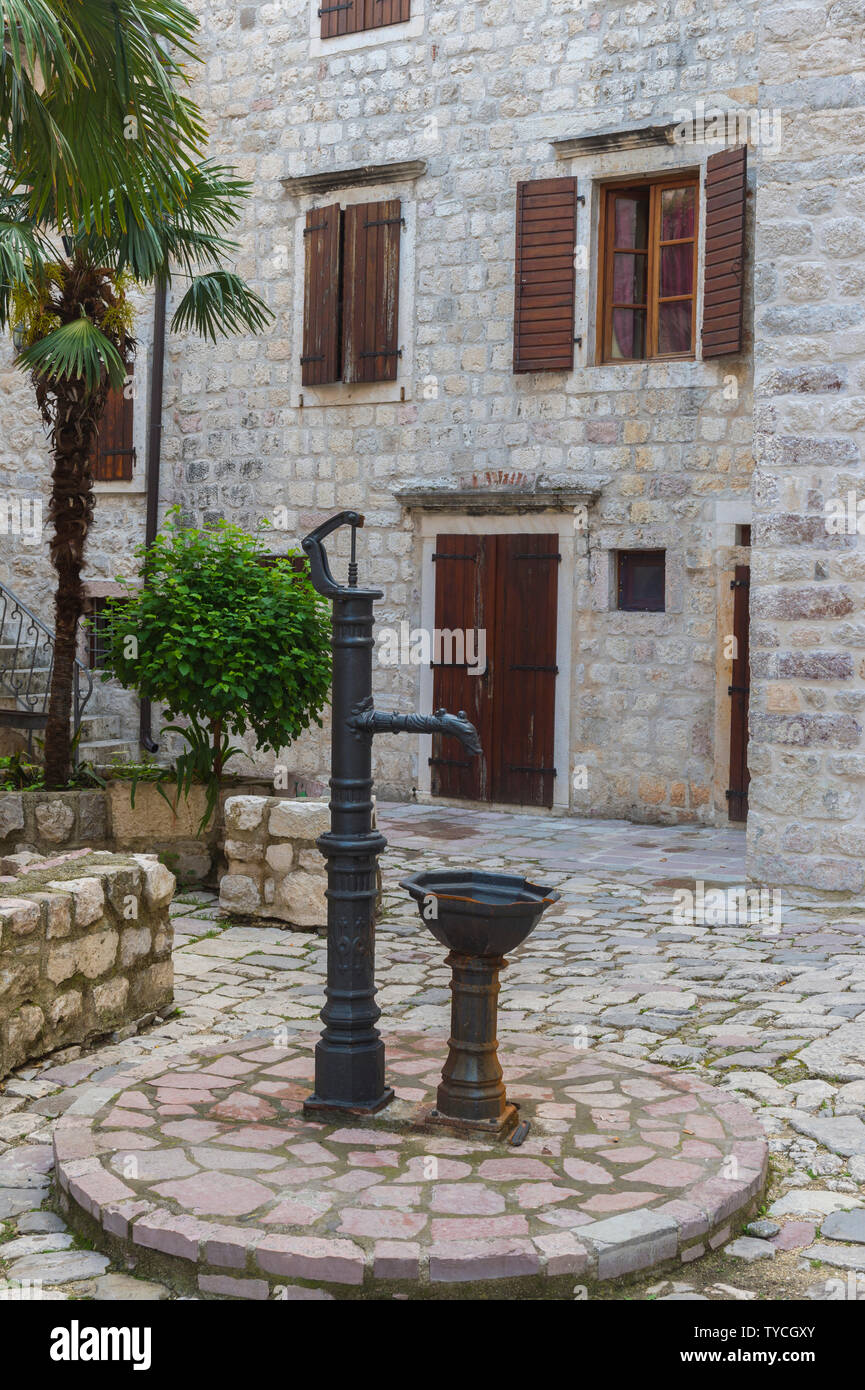 Città vecchia pompa acqua, Sito Patrimonio Mondiale dell'Unesco, Kotor, Montenegro Foto Stock