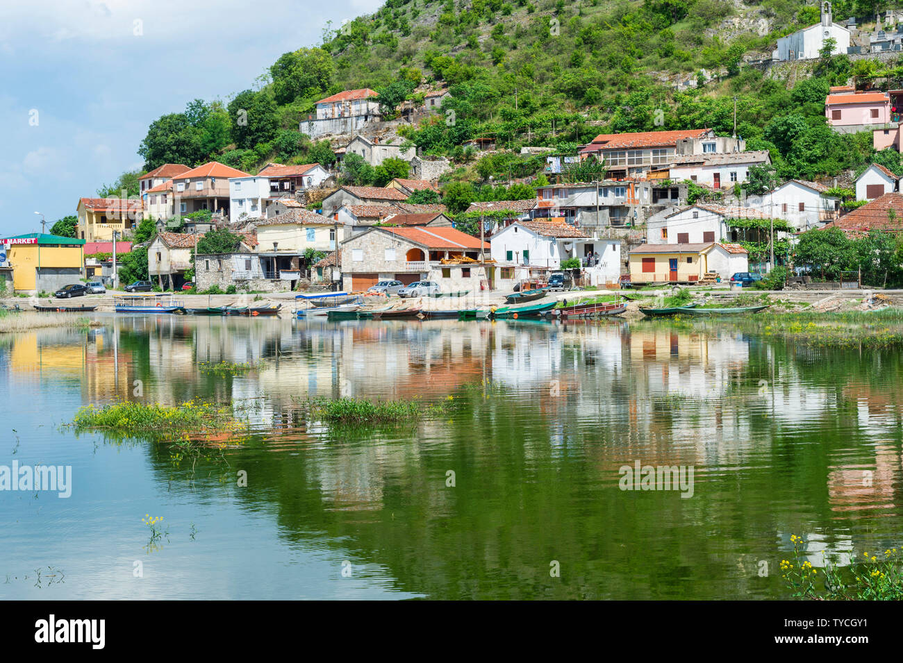 Piccolo borgo che riflette nell'acqua, vicino al confine albanese, Montenegro Foto Stock