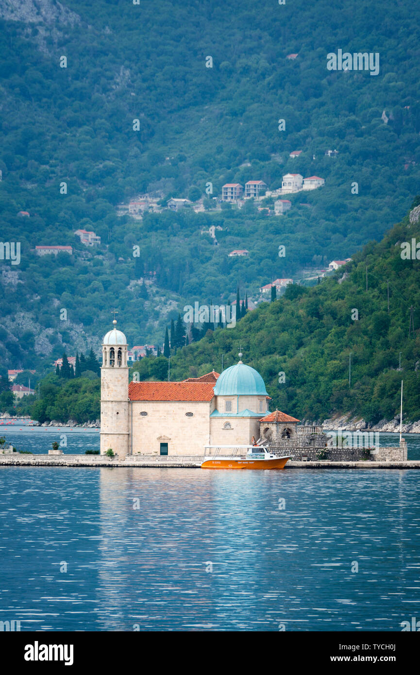La madonna delle rocce Chiesa, sull'isola artificiale, Kotor Bay, Perast, Montenegro Foto Stock