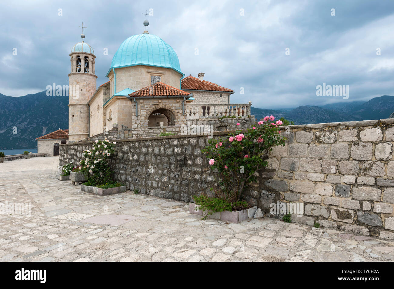 La madonna delle rocce Chiesa, sull'isola artificiale, Kotor Bay, Perast, Montenegro Foto Stock