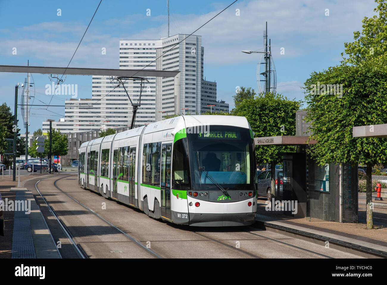 Il tram a Nantes con un edificio in background chiamato 'Le Sillon de Bretagne'. Foto Stock