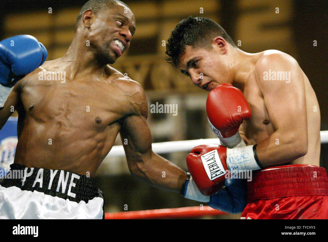Top rated peso piuma Phillip Payne (sinistra) di San Louis, MO, attacchi titolo challenger Juan Ruiz di Newhall, ca., ma ha perso una decisione rotonda 10 a Orleans Hotel e Casinò di Las Vegas, Nevada, 18 ottobre 2003. (UPI/Roger Williams) Foto Stock