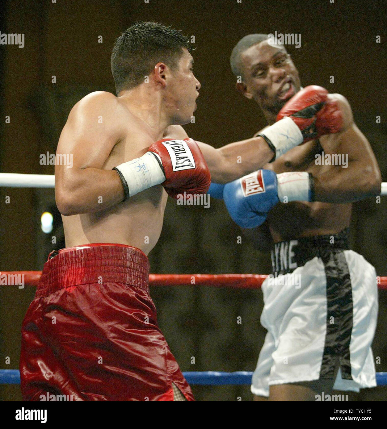 Top rated peso piuma Phillip Payne (destra) di San Louis MO, viene attaccato dal titolo challenger Juan Ruiz di Newhall CA, che ha vinto una decisione rotonda 10 a Orleans Hotel e Casinò di Las Vegas in Nevada, Ottobre 18, 2003. (UPI/Roger Williams) Foto Stock