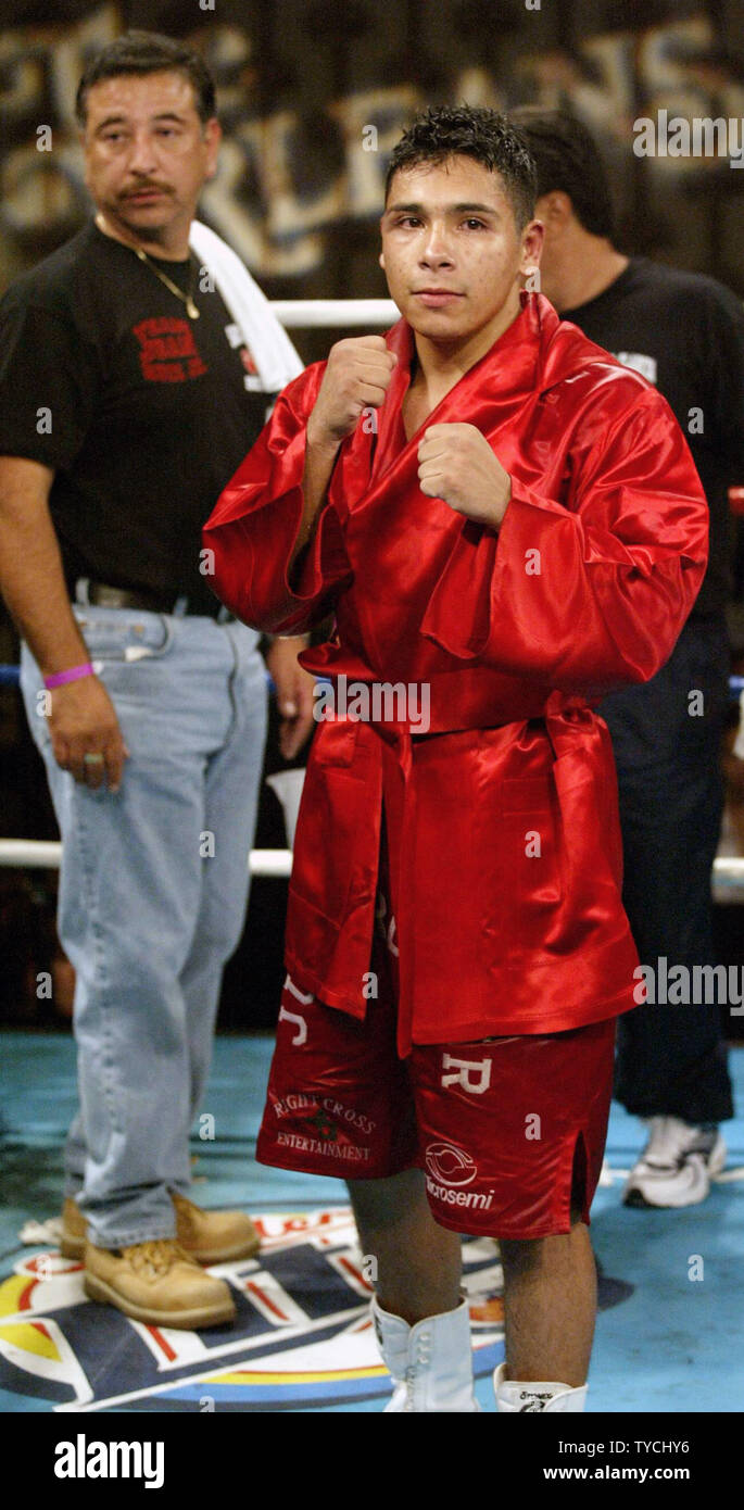 Titolo challenger Juan Ruiz ha vinto una decisione rotonda 10 oltre Le più votate piuma Phillip Payne a Orleans Hotel e Casinò di Las Vegas in Nevada, Ottobre 18, 2003. (UPI/Roger Williams) Foto Stock