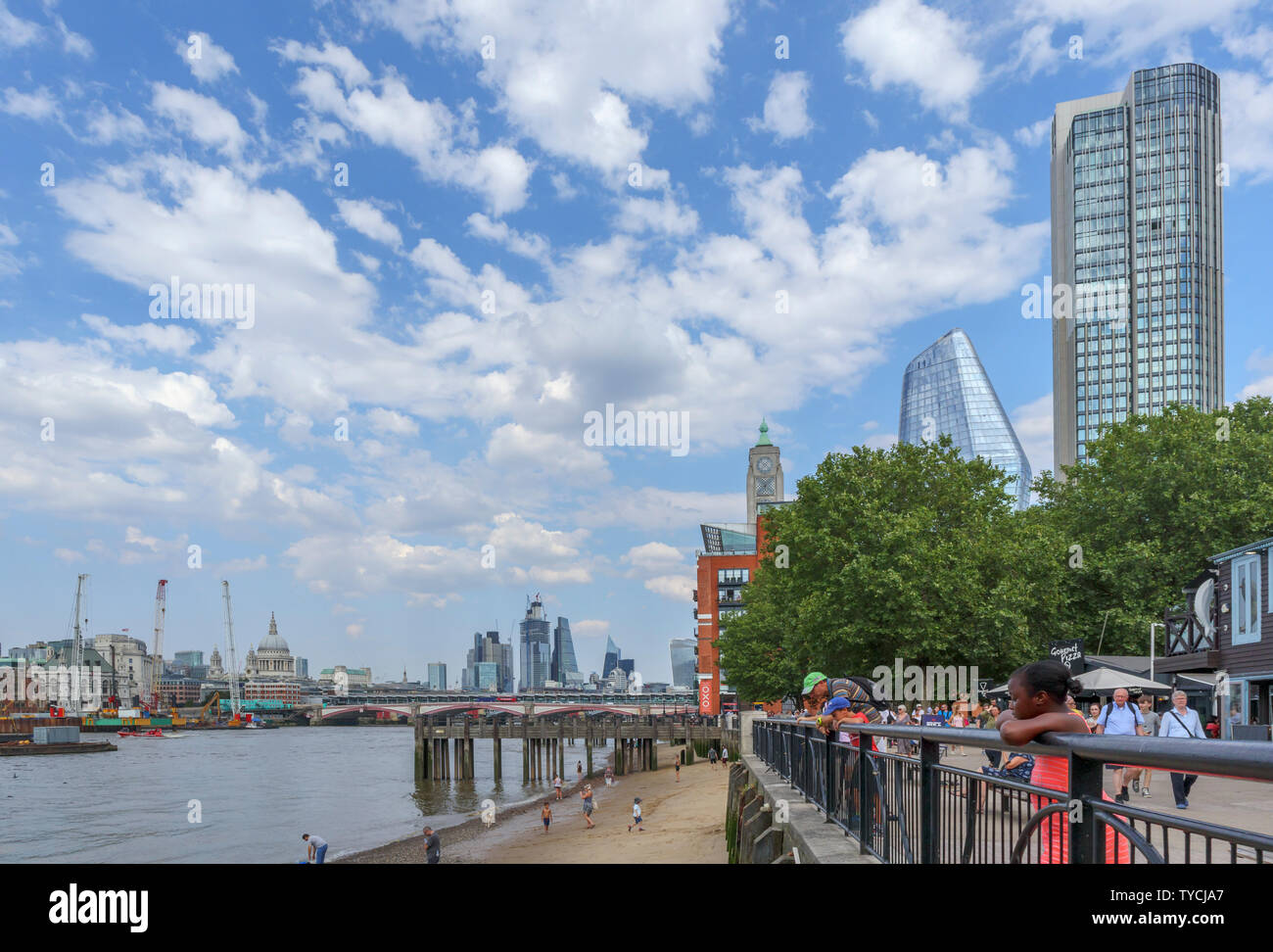 Vista panoramica di South Bank Tower, Oxo Tower Wharf, Blackfriars Bridge e la mitica città di Londra grattacieli sullo skyline sul Fiume Tamigi Foto Stock