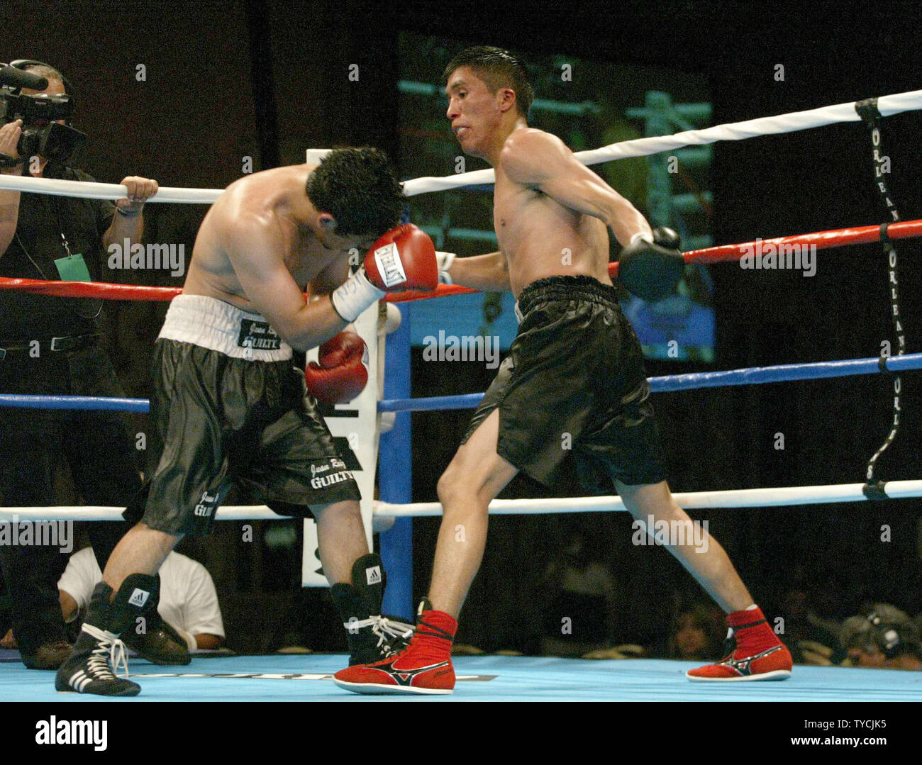 Peso piuma contender Ruben Estanislao di Città del Messico getta a sinistra a Juan Ruiz Jr. di Santa Clarita CA. nella loro eliminazione lotta all'Orleans Hotel di Las Vegas il 4 giugno 2004. Estanislao ha vinto. (UPI foto/Roger Williams) Foto Stock