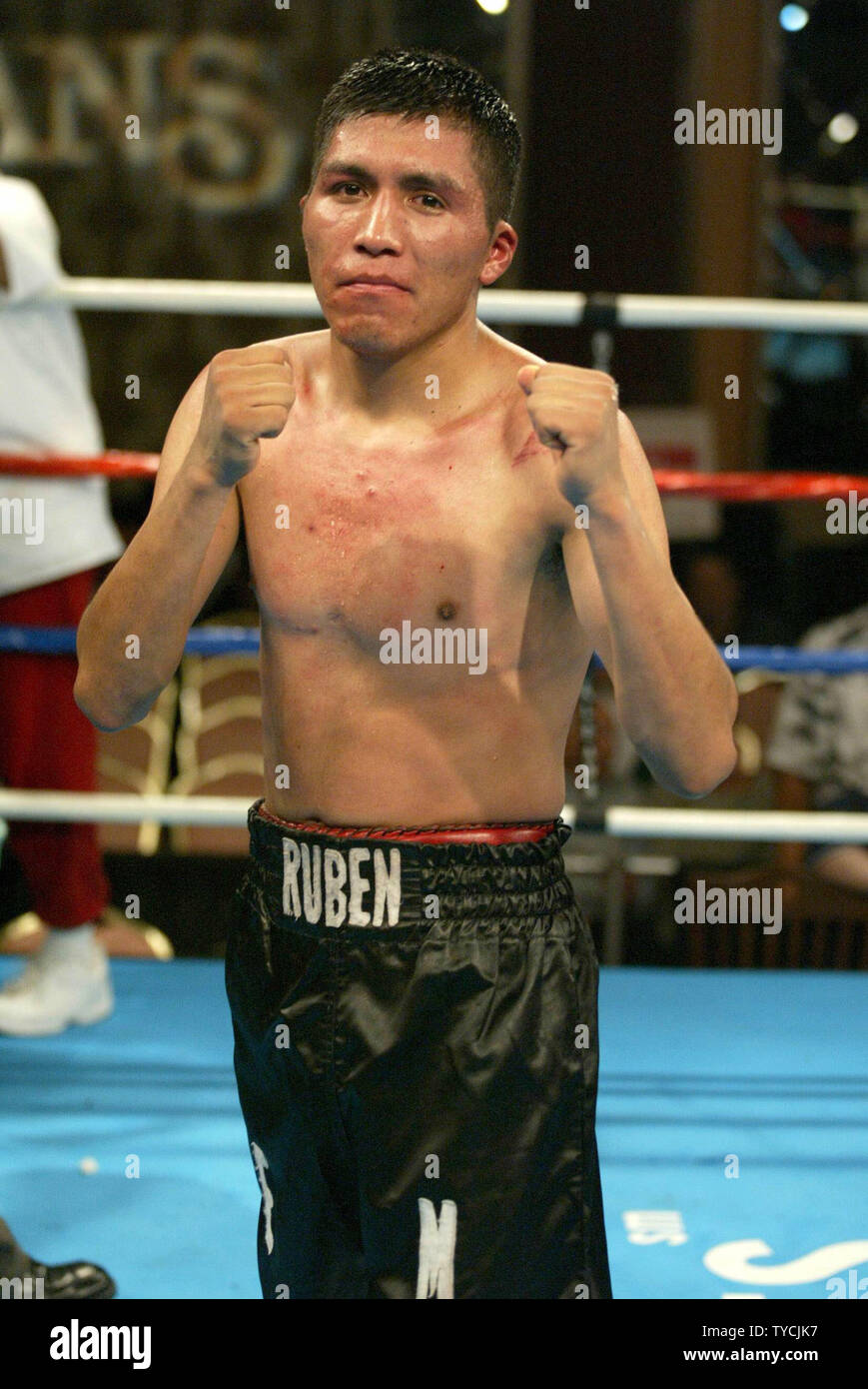 Peso piuma contender Ruben Estanislao di Città del Messico pone dopo aver sconfitto precedentemente imbattuto top contender Juan Ruiz Jr. di Santa Clarita CA, nella loro eliminazione lotta all'Orleans Hotel di Las Vegas il 4 giugno 2004. (UPI foto/Roger Williams) Foto Stock
