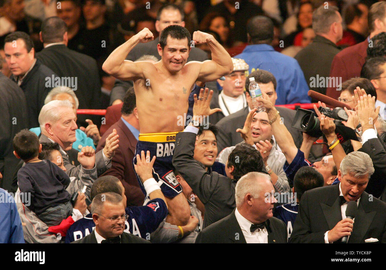 Marco Antonio Barrera di Izacalco celebra dopo aver battuto Eric 'El terribile" Morales in un bout nel novembre 27, 2004 a Las Vegas Nevada a Mandalay Bay. Marco Antonio Barrera ha vinto il Jr. leggero campionato del mondo. (UPI foto/Roger Williams) Foto Stock