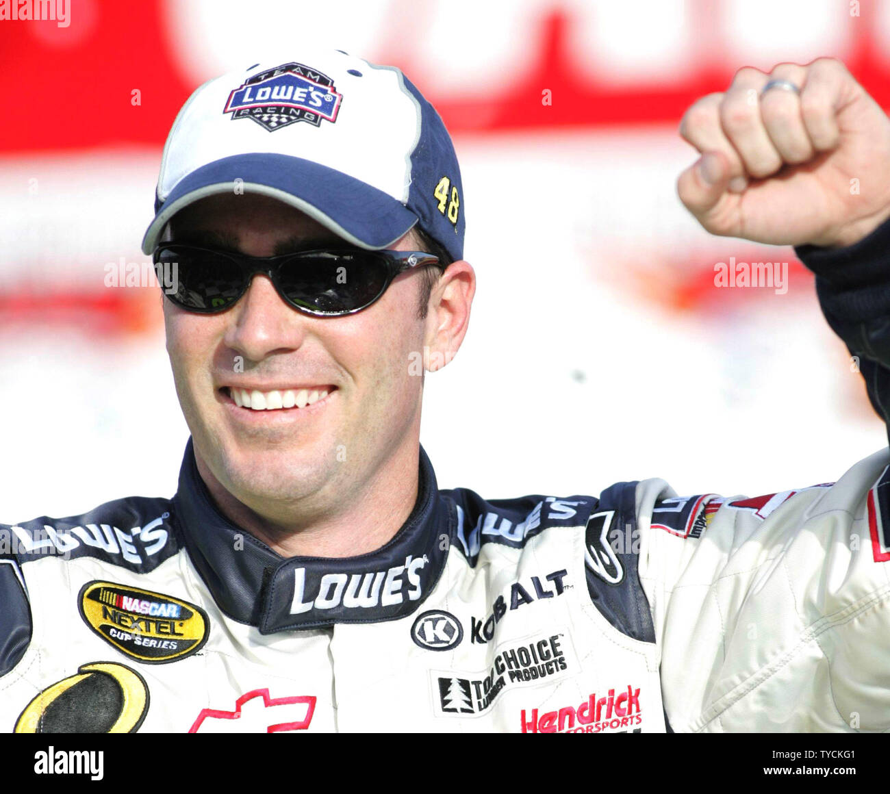 Driver di NASCAR Jimmie Johnson celebra la sua vittoria a Las Vegas Motor Speedway in la UAW-Daimler Chrysler 400 in Las Vegas Marzo 13, 2005. La borsa è stato tenuto per 2 giorni e Johnson è stato penalizzato $35.000 del suo $428,066 borsa per non riuscire a soddisfare i requisiti di altezza. (UPI foto/Roger Williams) Foto Stock