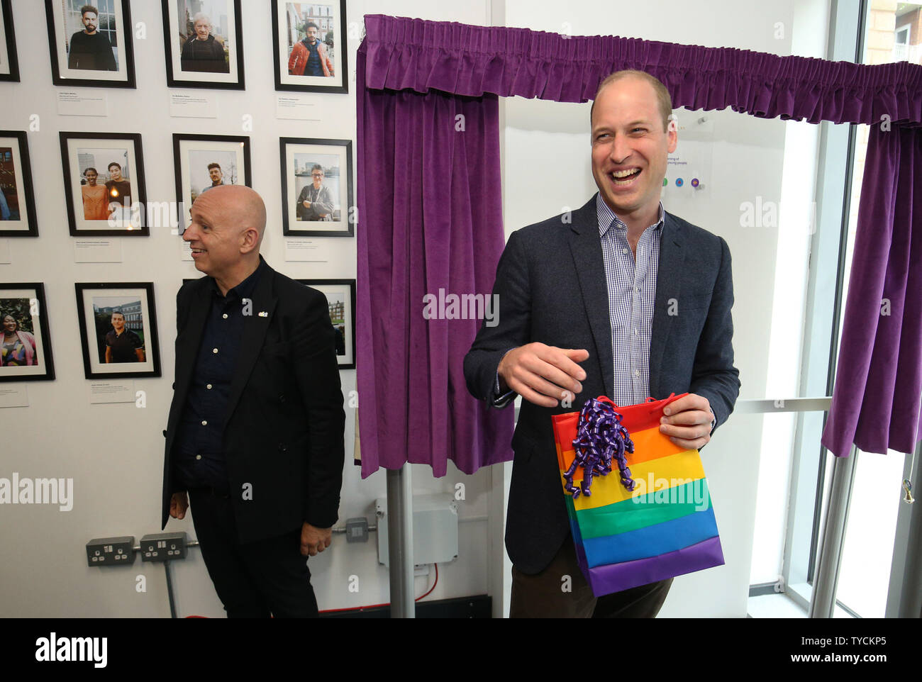 Il Duca di Cambridge reagisce alla ricezione di una borsa regalo da fiducia chief executive officer Tim Sigsworth durante una visita alla Albert Kennedy Trust a Londra per imparare circa il problema della gioventù LGBTQ senzatetto e un unico approccio che l organizzazione sta adottando per affrontare il problema. Foto Stock