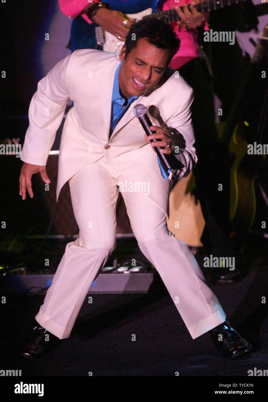 Cantante cubano John Secada esegue prima una sala permanente solo pubblico al Mirage Hotel e Casino di Las Vegas, 6 maggio 2005. (UPI foto/Roger Williams) Foto Stock