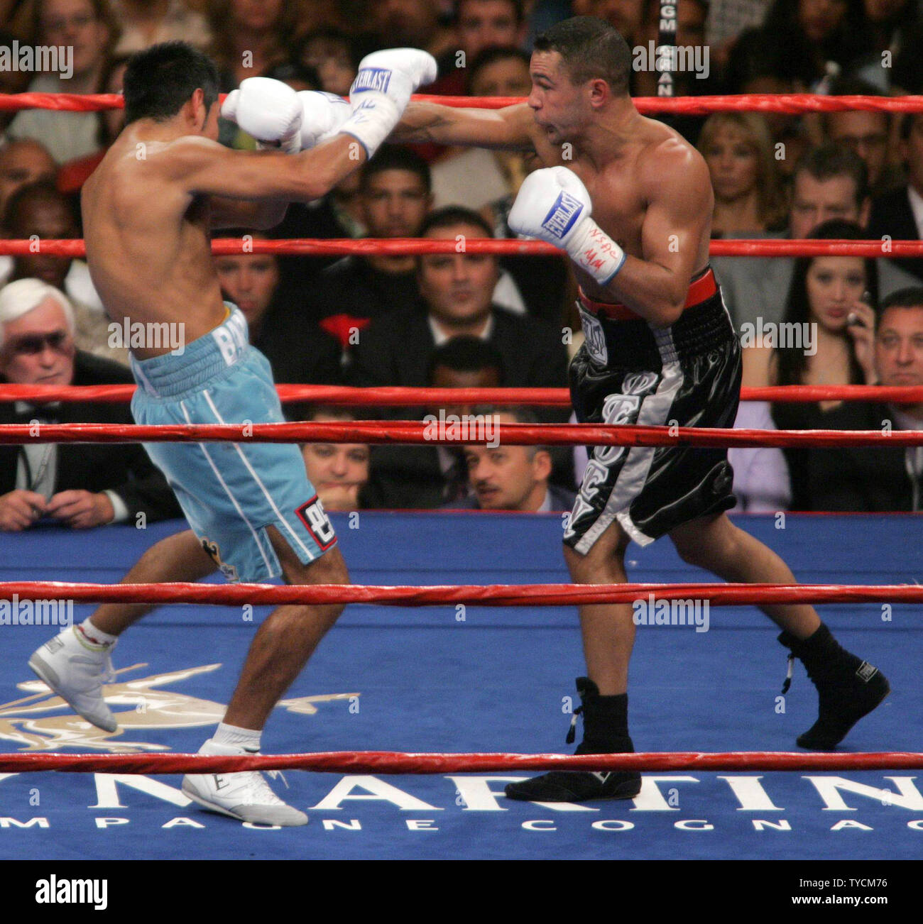 Robbie Peden (R) di Brisbane Australia attacchi Marco Antonio Barrera di Città del Messico durante la loro lotta per consolidare la IBF e la WBC mondo Super piuma titoli. La lotta è stata vinta da Barrera al MGM Grand in Las Vegas,NV, Settembre 17, 2005. (UPI foto/Roger Williams) Foto Stock