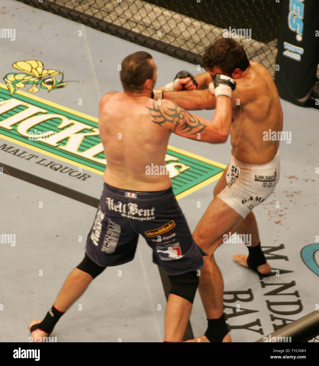 UFC World Heavyweight Champion Andrei Arlovski (sinistra) difende il suo titolo in un match con challenger Tim Sylvia al Mandalay Bay in luglio 8, 2006, in Las Vegas NV. (UPI foto/Roger Williams) Foto Stock