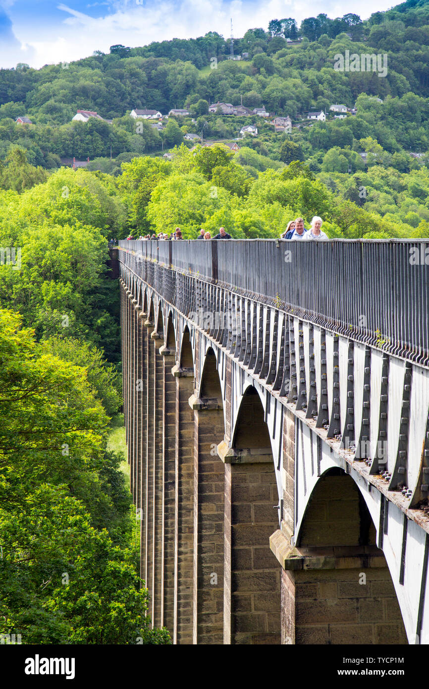 Una giornata impegnativa per escursionisti attraversando l Acquedotto Pontcysyllte che porta il Llangollen Canal oltre il fiume Dee, Clwyd, Wales, Regno Unito Foto Stock