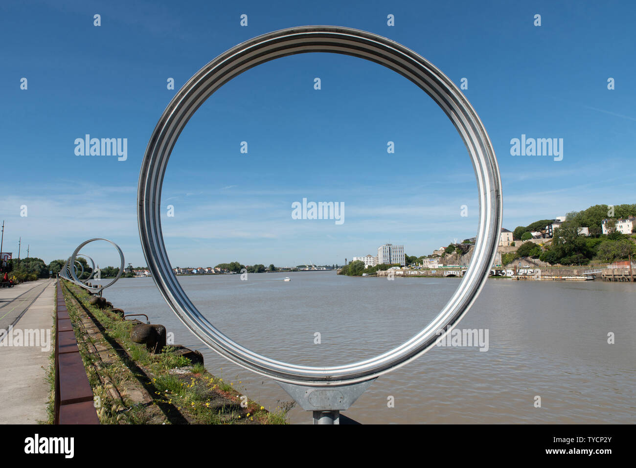 Die Ringe von Daniel Buren sind entlang der Loire, Nantes, Frankreich angeordnet. // Gli anelli di Daniel Buren sono disposti lungo la Loira, Nantes, Foto Stock