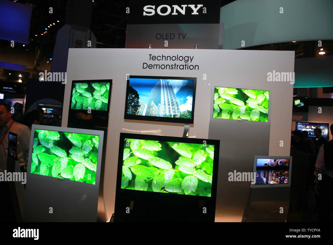 Sony Corporation visualizza varie dimensioni prototipi concept della loro TV OLED tecnologia monitor durante l'International Consumer Electronics Show (CES) di Las Vegas il 8 gennaio 2009. Sony TV OLED (Diodo organico a emissione di luce) non è una retroilluminazione schermo, ma invece ogni pixel si accende individualmente e come una tecnologia di nuova generazione può essere applicato al notebook e desktop schermi di computer come pure home entertainment monitor di grandi dimensioni. Il CES 2009 aperto al pubblico il giovedì e continua per tutto il fine settimana. (UPI foto/Tom Theobald) Foto Stock