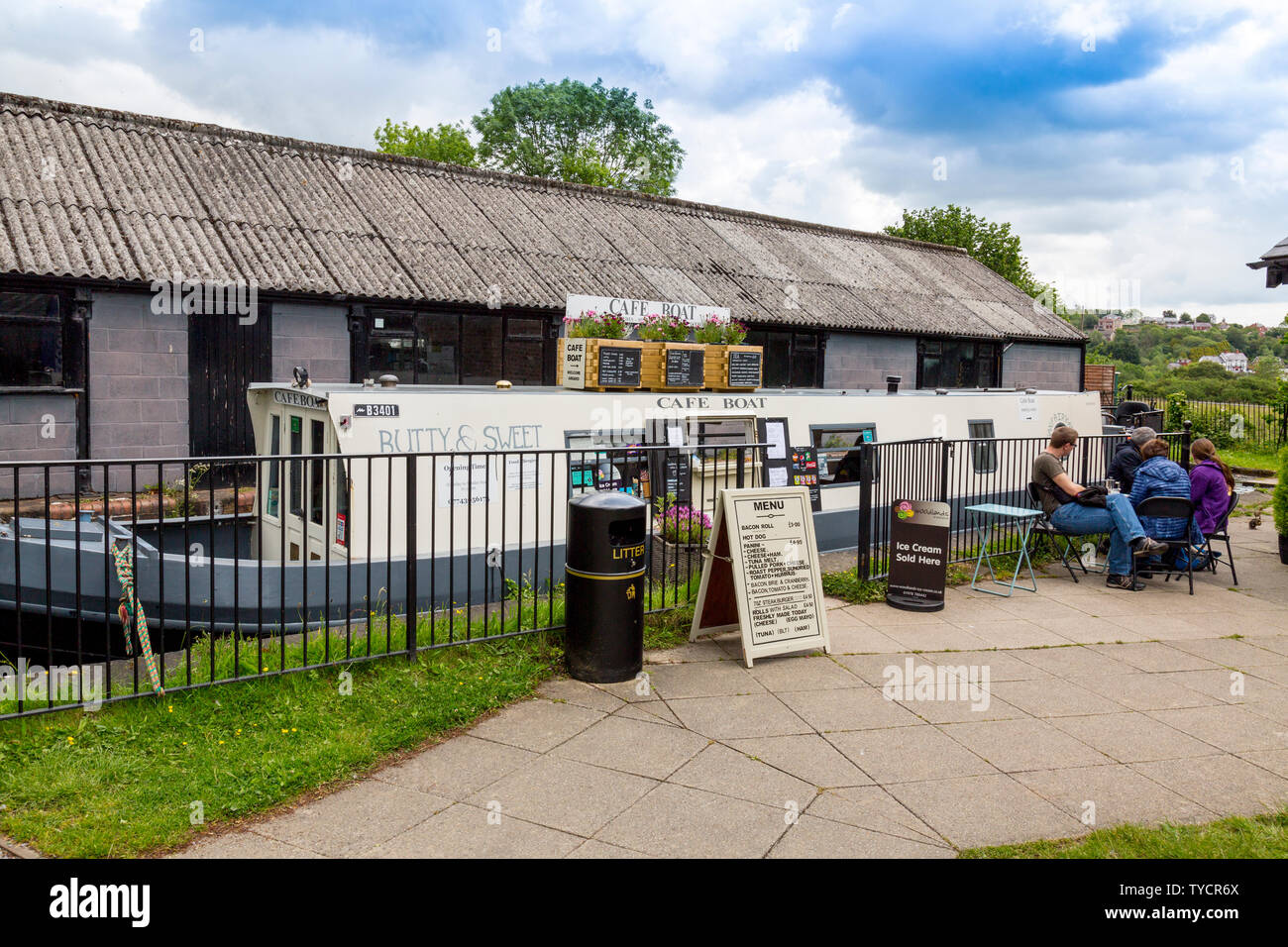 Il floating Cafe barca a Trevor Conca al Llangollen Canal, Clwyd, Wales, Regno Unito Foto Stock