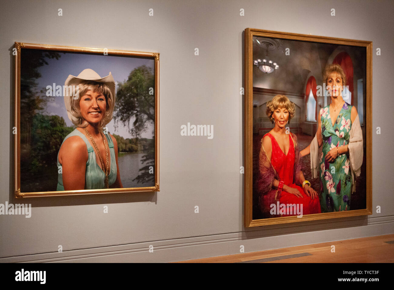 "Cindy Sherman' una retrospettiva, si apre oggi presso la National Portrait Gallery. Esso offre una visualizzazione completa del suo celebre film Stills serie di Self-portrait fotografie e altre opere da lei clown, Centerfolds, linguette, maschere, storia ritratti e società recente serie di ritratti. Foto Stock
