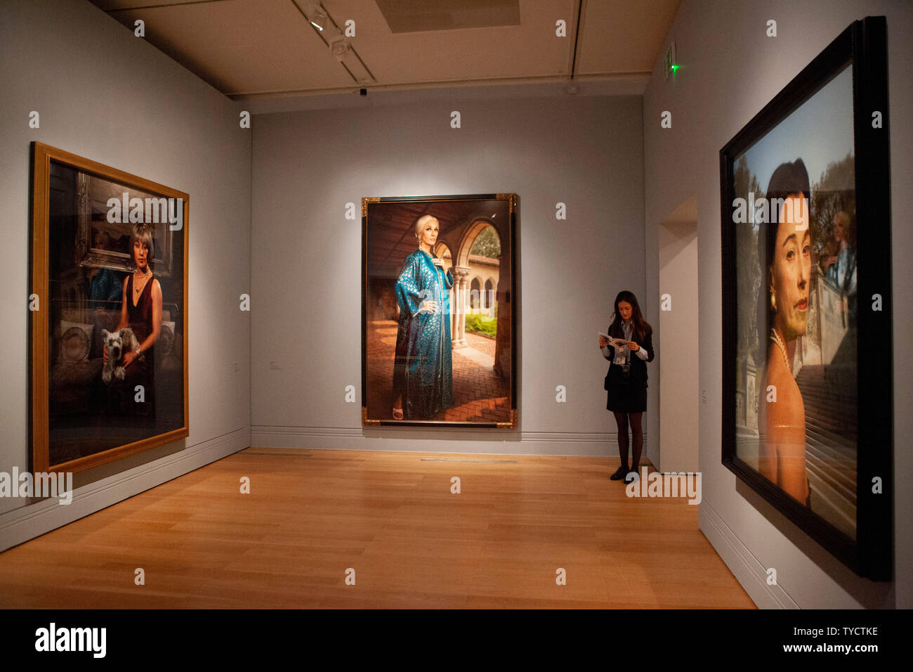 "Cindy Sherman' una retrospettiva, si apre oggi presso la National Portrait Gallery. Esso offre una visualizzazione completa del suo celebre film Stills serie di Self-portrait fotografie e altre opere da lei clown, Centerfolds, linguette, maschere, storia ritratti e società recente serie di ritratti. Foto Stock