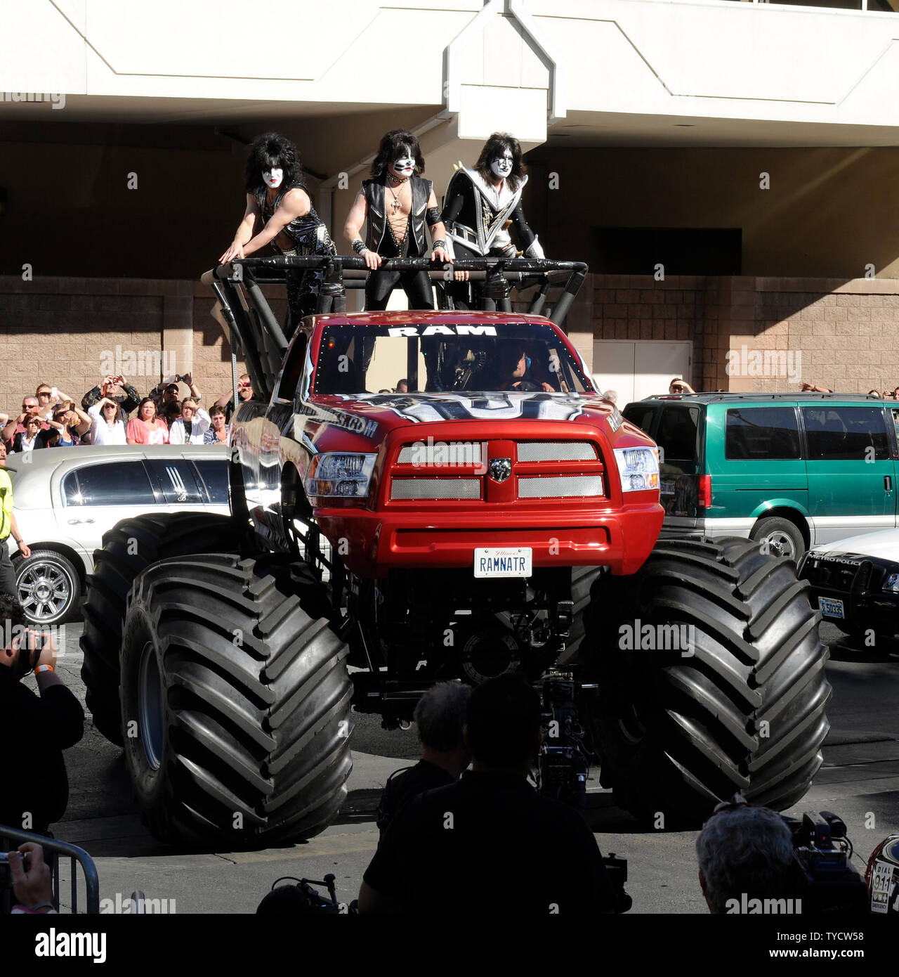 (L-R) musicisti Eric Singer, Tommy Thayer e Paul Stanley dei Kiss di banda arrivano al quarantasettesimo Accademia annuale dei premi di musica country alla MGM Hotel in Las Vegas, Nevada, il 1 aprile 2012. UPI/David Becker Foto Stock