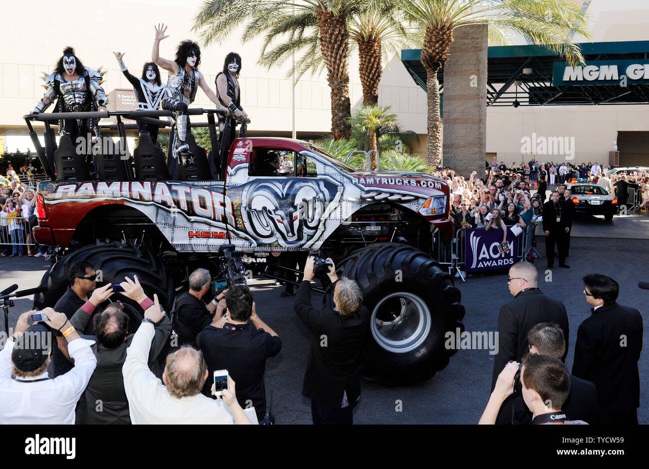 (L-R) musicisti Gene Simmons, Tommy Thayer, Paul Stanley e Eric cantante della band KISS arrivano al quarantasettesimo Accademia annuale dei premi di musica country alla MGM Hotel in Las Vegas, Nevada, il 1 aprile 2012. UPI/David Becker Foto Stock