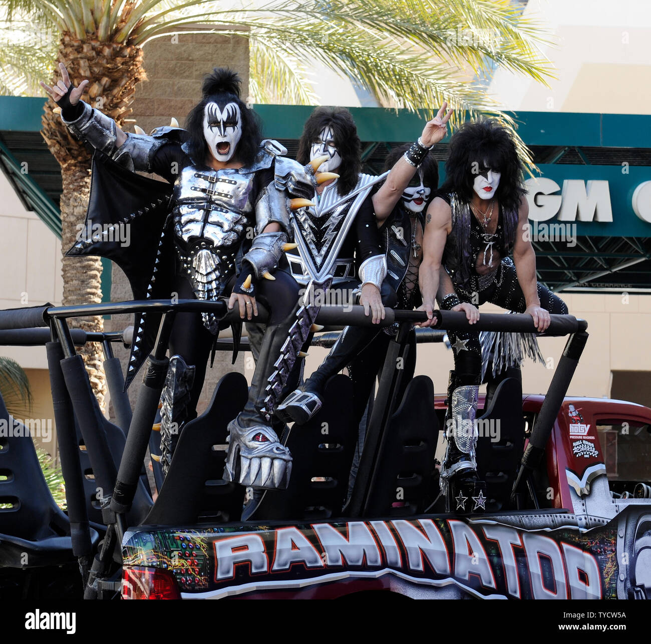 (L-R) musicisti Gene Simmons, Tommy Thayer, Eric cantante e Paul Stanley dei Kiss di banda arrivano al quarantasettesimo Accademia annuale dei premi di musica country alla MGM Hotel in Las Vegas, Nevada, il 1 aprile 2012. UPI/David Becker Foto Stock