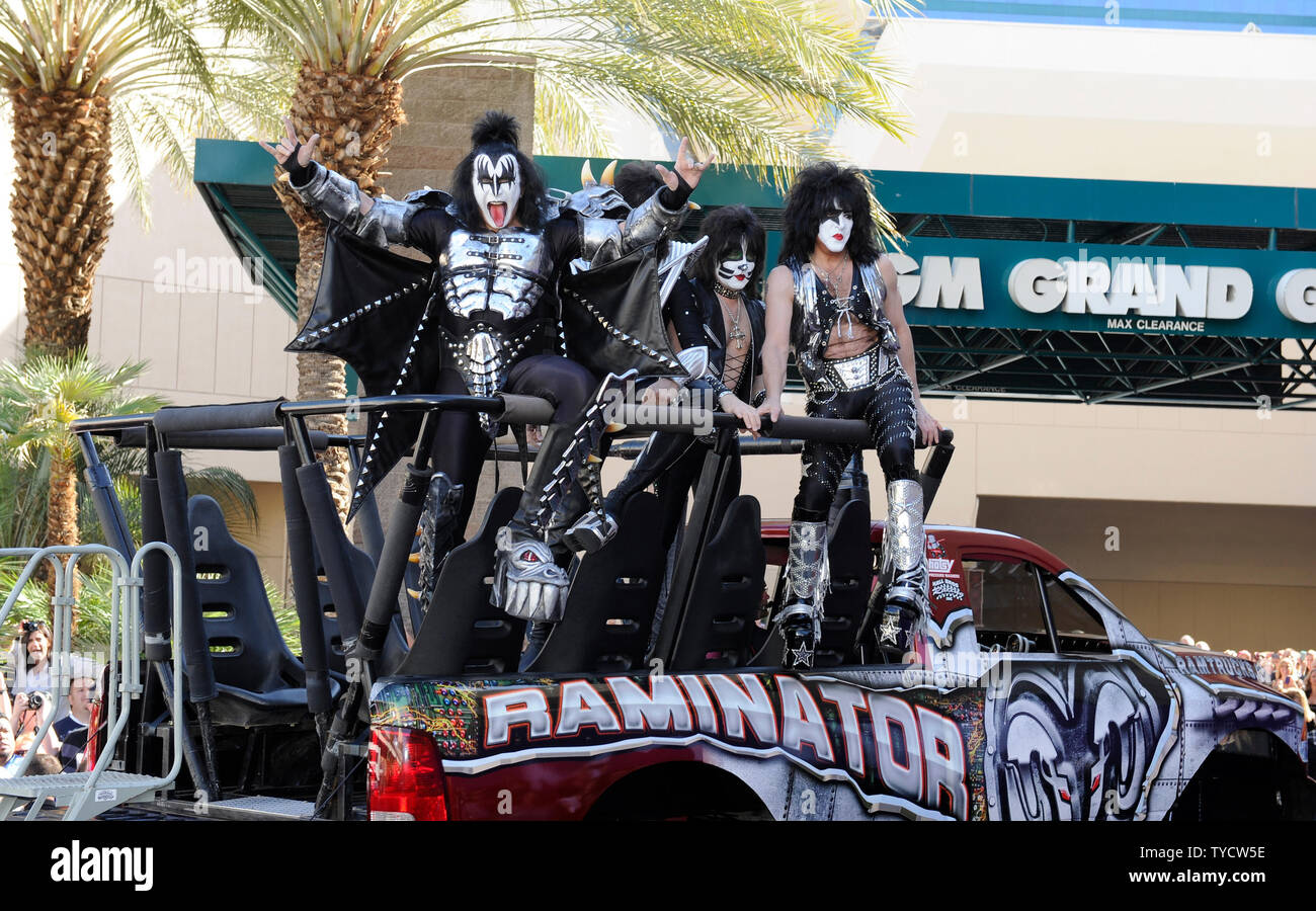 (L-R) musicisti Gene Simmons, Eric cantante e Paul Stanley dei Kiss di banda arrivano al quarantasettesimo Accademia annuale dei premi di musica country alla MGM Hotel in Las Vegas, Nevada, il 1 aprile 2012. UPI/David Becker Foto Stock