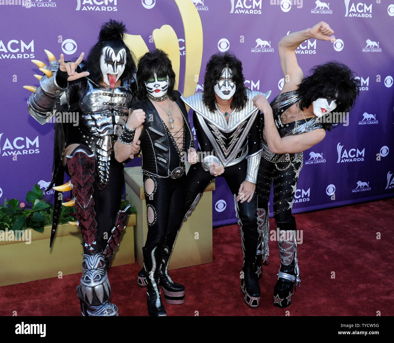 (L-R) musicisti Gene Simmons, Eric Singer, Tommy Thayer e Paul Stanley dei Kiss di banda arrivano al quarantasettesimo Accademia annuale dei premi di musica country alla MGM Hotel in Las Vegas, Nevada, il 1 aprile 2012. UPI/David Becker Foto Stock