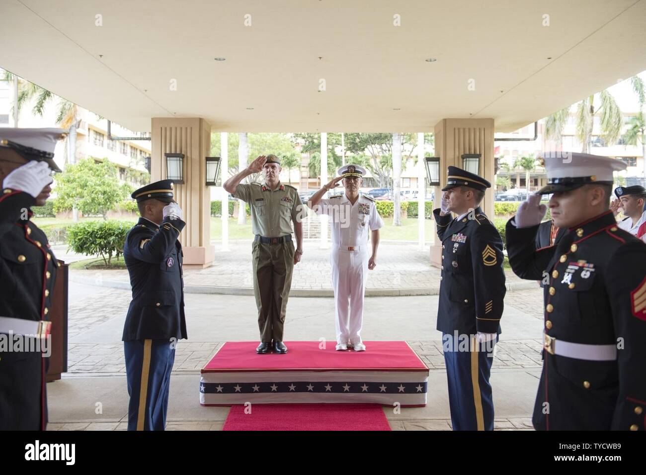 CAMP H.M. SMITH, Hawaii (nov. 1, 2016) Il comandante degli STATI UNITI Pacifico Comando (USPACOM), ADM. Harry Harris, Jr. e Nuova Zelanda Capo delle Forze di Difesa, Lt. Gen. Tim Keating rendere onori durante un onore cerimonia al quartier generale USPACOM. Durante la sua visita alle Hawaii, Keating si incontrano con i dirigenti senior, interagiscono con il servizio degli Stati Uniti i membri e i tour strutture militari. Foto Stock