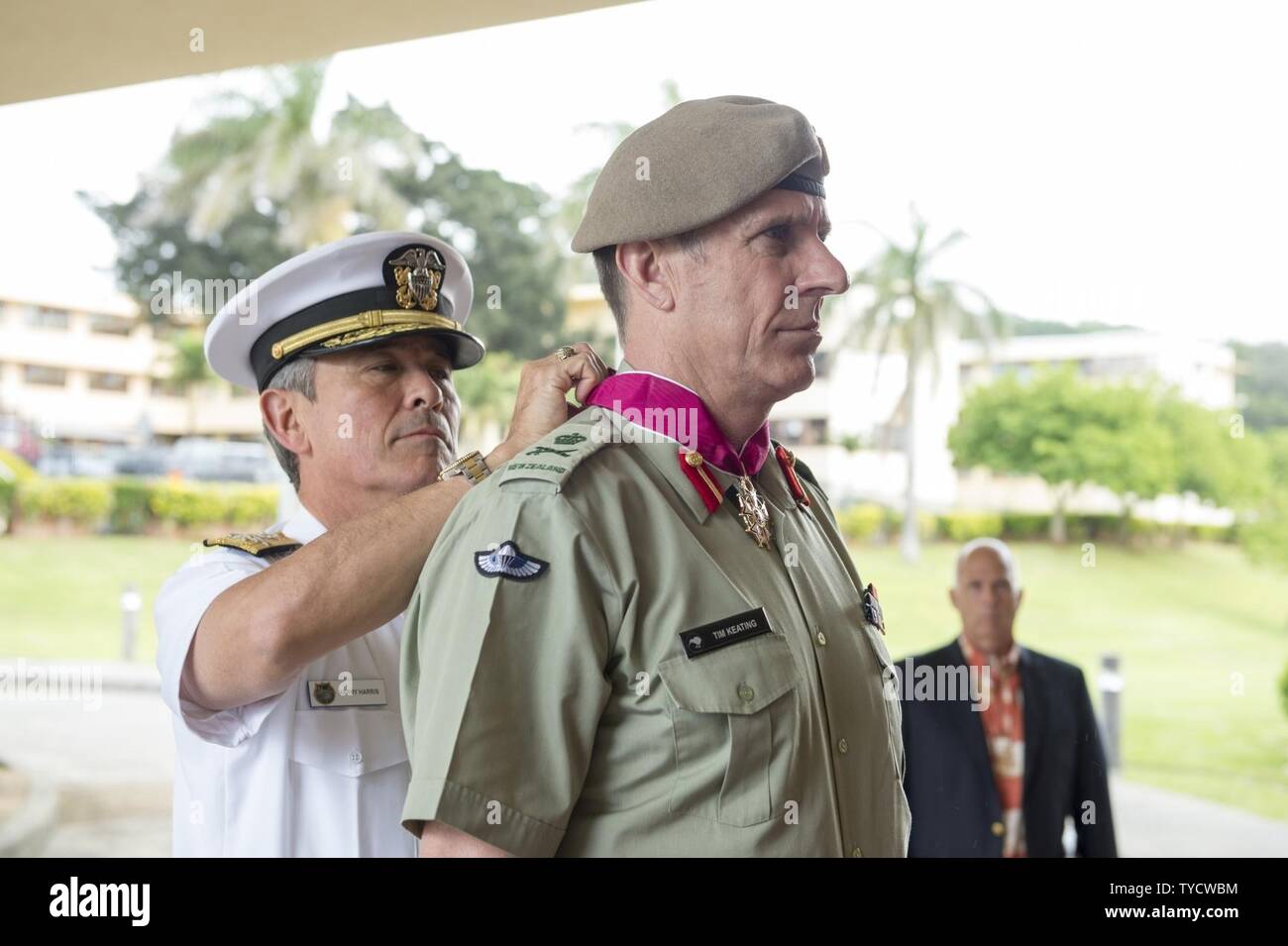 CAMP H.M. SMITH, Hawaii (nov. 1, 2016) Il comandante degli STATI UNITI Pacifico Comando (USPACOM), ADM. Harry Harris, Jr. presenta la U.S. Dipartimento della Difesa legione di merito medaglia di Lt. Gen. Tim Keating, Nuova Zelanda Capo delle Forze di difesa, per la sua leadership nella promozione della collaborazione bilaterale tra gli Stati Uniti e la Nuova Zelanda. Durante la sua visita alle Hawaii, Keating incontrerà USPACOM senior leaders, interagiscono con il servizio degli Stati Uniti i membri e i tour strutture militari. Foto Stock
