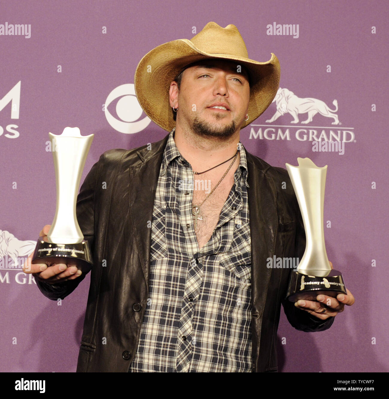 Il cantante Jason Aldean appare dietro le quinte con i premi ha raccolto per singolo record dell'anno e Vocal evento dell'anno per "non ti voglio rimanere', al quarantasettesimo Accademia annuale dei premi di musica country alla MGM Hotel in Las Vegas, Nevada, il 1 aprile 2012. UPI/David Becker Foto Stock