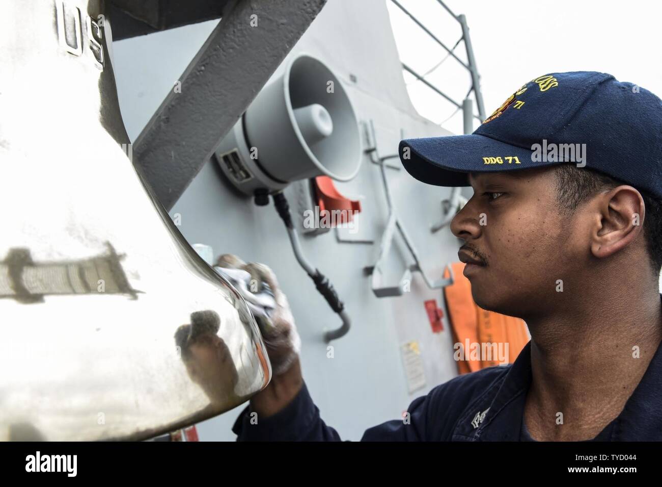 BAY, Grecia (nov. 1, 2016) Petty Officer di 2a classe di Jasper Mayo da Zambales, Filippine, lucidi della nave di Bell a bordo della USS Ross (DDG 71) in porto Souda Bay, Grecia nov. 1, 2016. Ross, un Arleigh Burke-class guidato-missile distruttore, distribuita a Rota, Spagna, sta conducendo operazioni navali negli Stati Uniti Sesta flotta area di operazioni a sostegno degli Stati Uniti per gli interessi di sicurezza nazionali in Europa e in Africa. Foto Stock