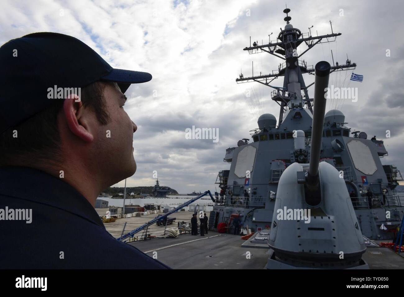 BAY, Grecia (nov. 1, 2016) Petty Officer 1. Classe Manuel Soares da Tulare, California, sorge guardia di sicurezza a bordo della USS Ross (DDG 71) durante la conduzione di pre-verifica incendio al marchio 45 pistola leggera nov. 1, 2016. Ross, un Arleigh Burke-class guidato-missile distruttore, distribuita a Rota, Spagna, sta conducendo operazioni navali negli Stati Uniti Sesta flotta area di operazioni a sostegno degli Stati Uniti per gli interessi di sicurezza nazionali in Europa e in Africa. Foto Stock